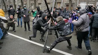 Нацкорпус "обстріляв" АП іграшковими свинями