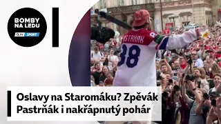 Oslavy na Staromáku. Zpívající a milovaný Pastrňák i rozbitý pohár