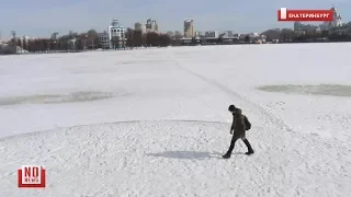 Школьник проверяет апрельский лед