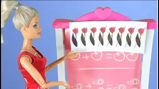 Rodzinka Barbie -Jula i Tola piszą sprawdzian!! Bajka dla dzieci po polsku. The Sims 4. Odc. 77