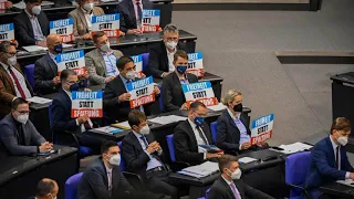 AfD protestiert mit Plakaten gegen Corona-Regeln im Bundestag