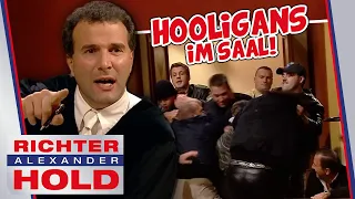 Schlägerei im Saal! Fußball-Hooligans mischen Verhandlung auf! | Richter Alexander Hold