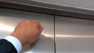 presta muita atenção antes de entrar no elevador.