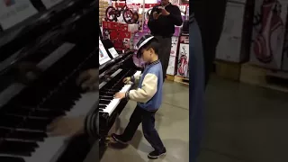Маленький мальчик потрясающе играет на фортепиано!