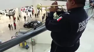 Viva México Mariachi de la policía federal de sorpresa en centro comercial