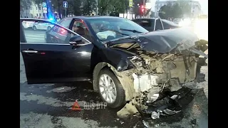 В Екатеринбурге в результате ДТП автомобиль въехал в толпу пешеходов