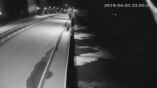 Полиция ищет выломавших ограждение моста мужчин в Темиртау