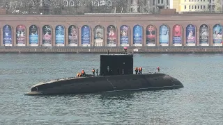 Подводная лодка выходит из дока, Russian Submarine, Владивосток.