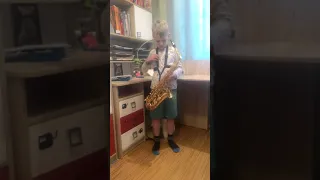 Миша играет на саксофоне