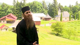 La schitul Horăicioara din Munții Neamțului mai există un singur viețuitor: călugărul Iacob.