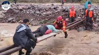 Zhengzhou floods: Transport the injured on a makeshift bridge