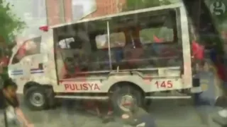 ШОК! Полицейский грузовик задавил толпу людей на Филиппинах. Видео из Манилы