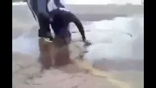 Прыгнул в лужу Jumped into the puddle, Новые Приколы, Шутки, Смешные ролики Юмор! Прикол! Смех