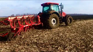 Оранка кукурузи  плуг UNLU трактор McCORMick 135 , на уровні з lemken