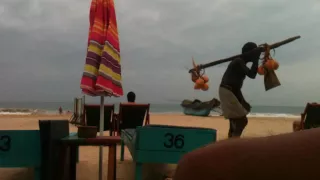 Шри Ланка, мужик продает кокосы на пляже