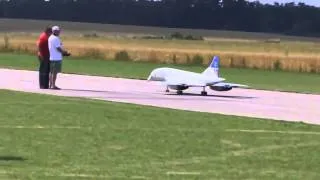 Крушение огромной модели самолета