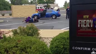 Deux filles se bagarrent pendant qu'il passe une commande au Drive