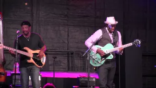 KEB' MO' -  "Somebody Hurt You"   8/9/15 Heritage Music BluesFest