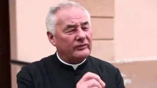 Fliszár Károly beszél a Kórház Kápolnába készült új domborműről