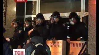 У Тернополі активісти тримають в облозі міськвідділ міліції