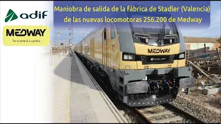 Maniobra de salida de la fábrica de Stadler Valencia de  las nuevas locomotoras 256 200 de Medway