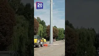 Як "гримить" 50-ти метровий флагшток у Тернополі під час вітру