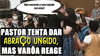 Após profecia, PASTOR WELLYSSON TOCHA tenta abraçar mulher, mas é repreendido em público.