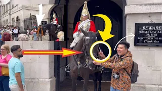 Unbelievable! Disrespectful tourists grab and Pull the king’s guard horse reins