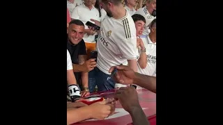 El Real Madrid Vinicius firmando a los aficionados