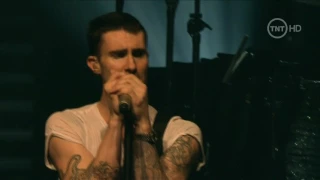 Maroon 5 - "Never Gonna Leave This Bed" (Live In Paris)