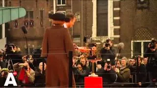 Koningin Beatrix geeft Rijksmuseum terug