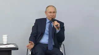 «Странно так как-то получилось, да?»: Владимир Путин удивился расположению аэропорта на Чукотке