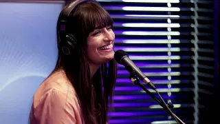 Clara Luciani chante "Le reste" dans les studios de RFM