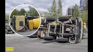 Пьяный в хлам водитель опрокинул бетономешалку в Киеве: видео момента ДТП.