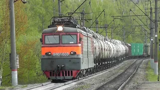 Электровоз ВЛ10У-1003 с грузовым поездом.