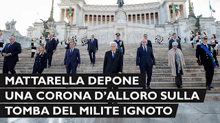 Mattarella depone una corona d’alloro sulla Tomba del Milite Ignoto