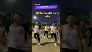 Çin'de erkekler yemekten sonra birlikte dans etmek için meydana çıkabiliyor.