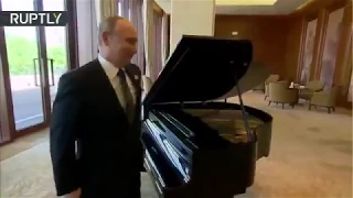 Vladímir Putin tocando "Me muero de amor" de Natalia Oreiro en piano