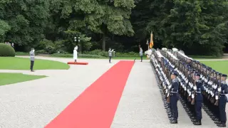 Queen in Berlin - Military Honours by the Guard Battalion
