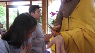 Sư Bà viện chủ chùa Phổ Hiền xuống tóc cho Phật tử Thu Trang xuất gia