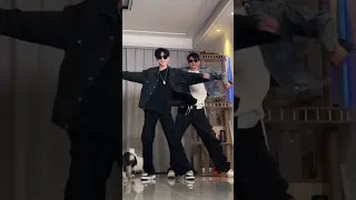 New dance trend 《噔噔噔摆手舞》