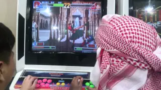 KOF98: Xiaohai playing with one hand...!