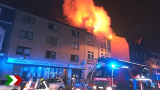 Oberhausen: Dachstuhlbrand in Mehrfamilienhaus