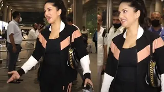 Actress Sunny Leone Spotted @ Mumbai Airport | Manastars