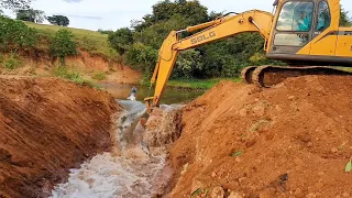 ESTOURANDO REPRESA/AÇUDE COM ESCAVADEIRA HIDRÁULICA