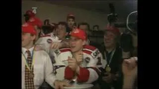Hokejisté zazpívali Klausovi a postříkali ho šampaňským (MS Vídeň 1996)