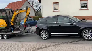 Touareg R50 V10 pulls a 3 tons excavator