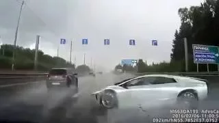 Авария Lamborghini . Lamborghini влетела в отбойник в Москве.