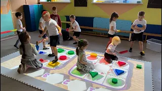 Geometric shapes in interactive games on the projection floor.