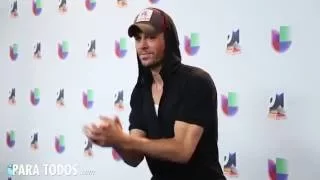 Red Carpet EXCLUSIVE - Enrique Iglesias backstage at Premios Juventud 2016